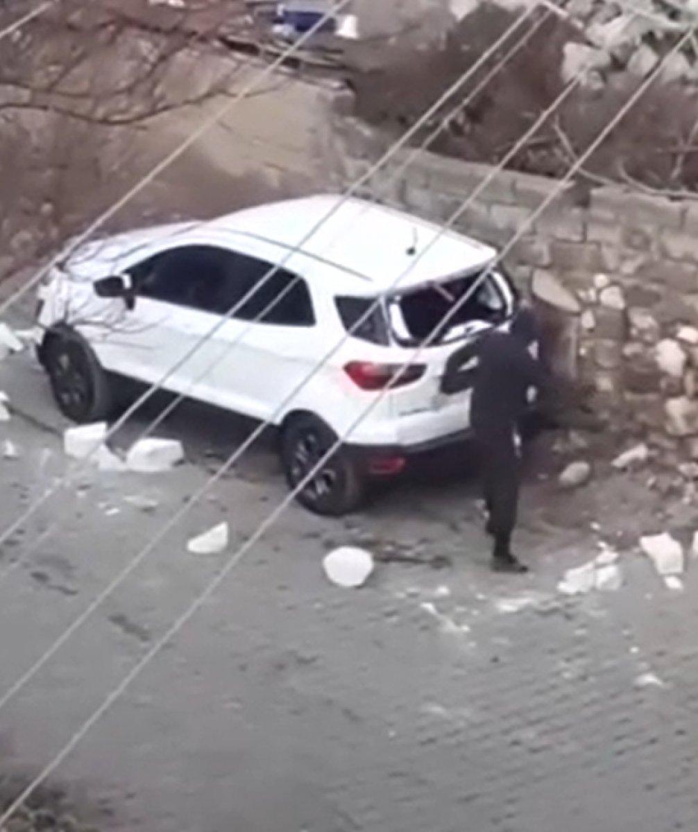 Bilecik'te park halindeki araca zarar veren şahıs kamerada