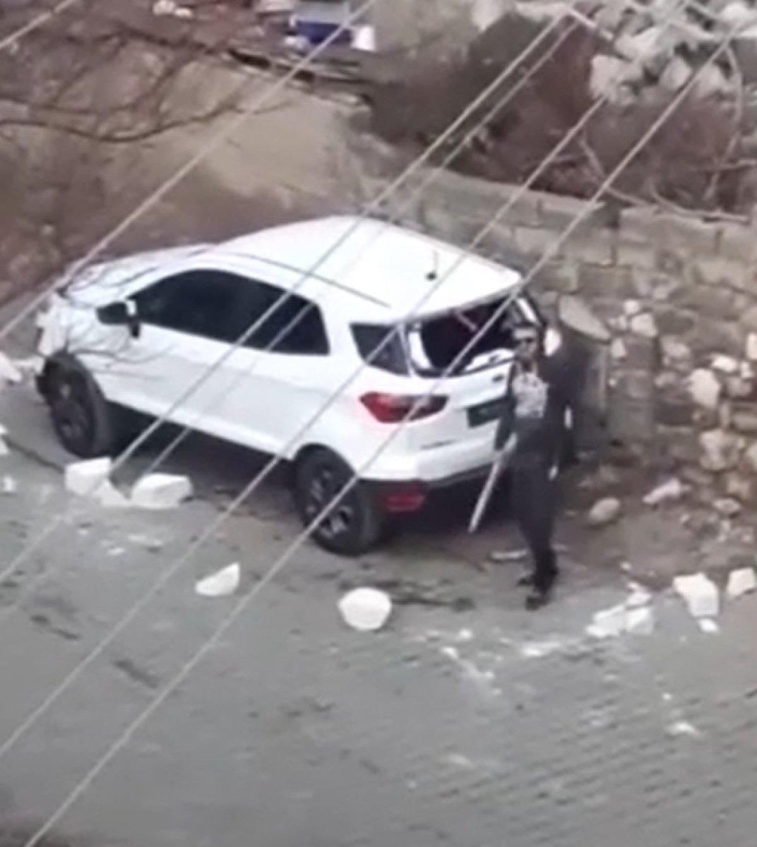 Bilecik'te park halindeki araca zarar veren şahıs kamerada