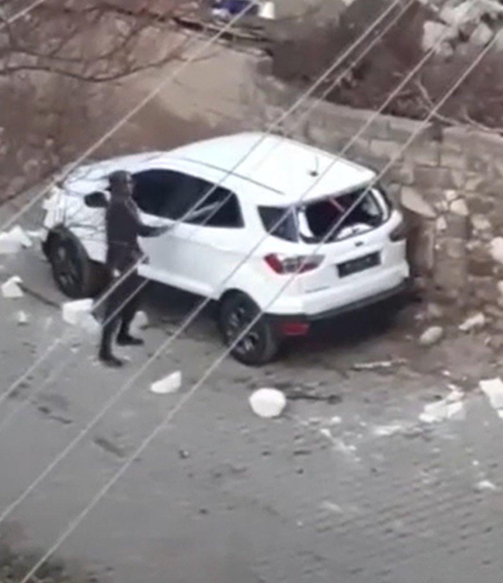 Bilecik'te park halindeki araca zarar veren şahıs kamerada