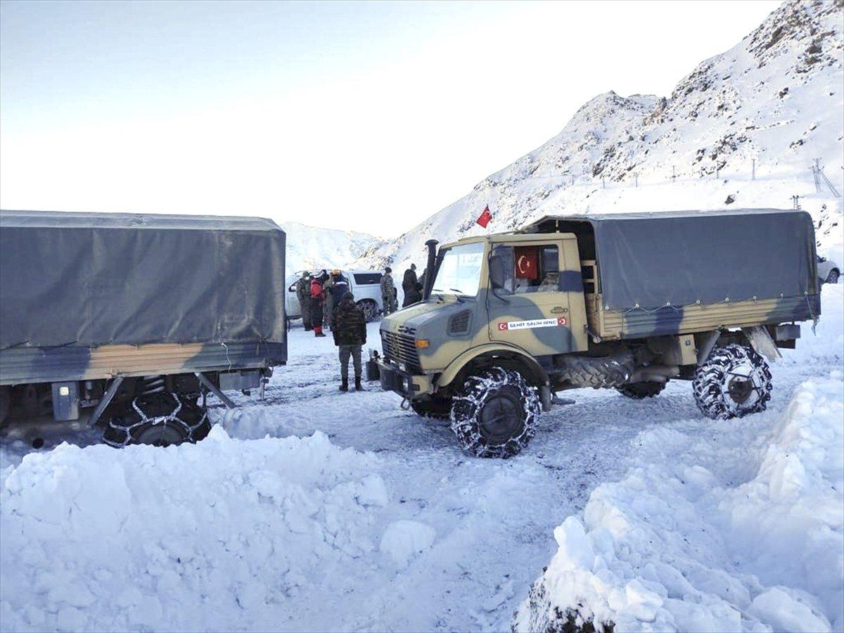 MSB: Şemdinli'de çığ altından çıkarılan bir personel şehit oldu