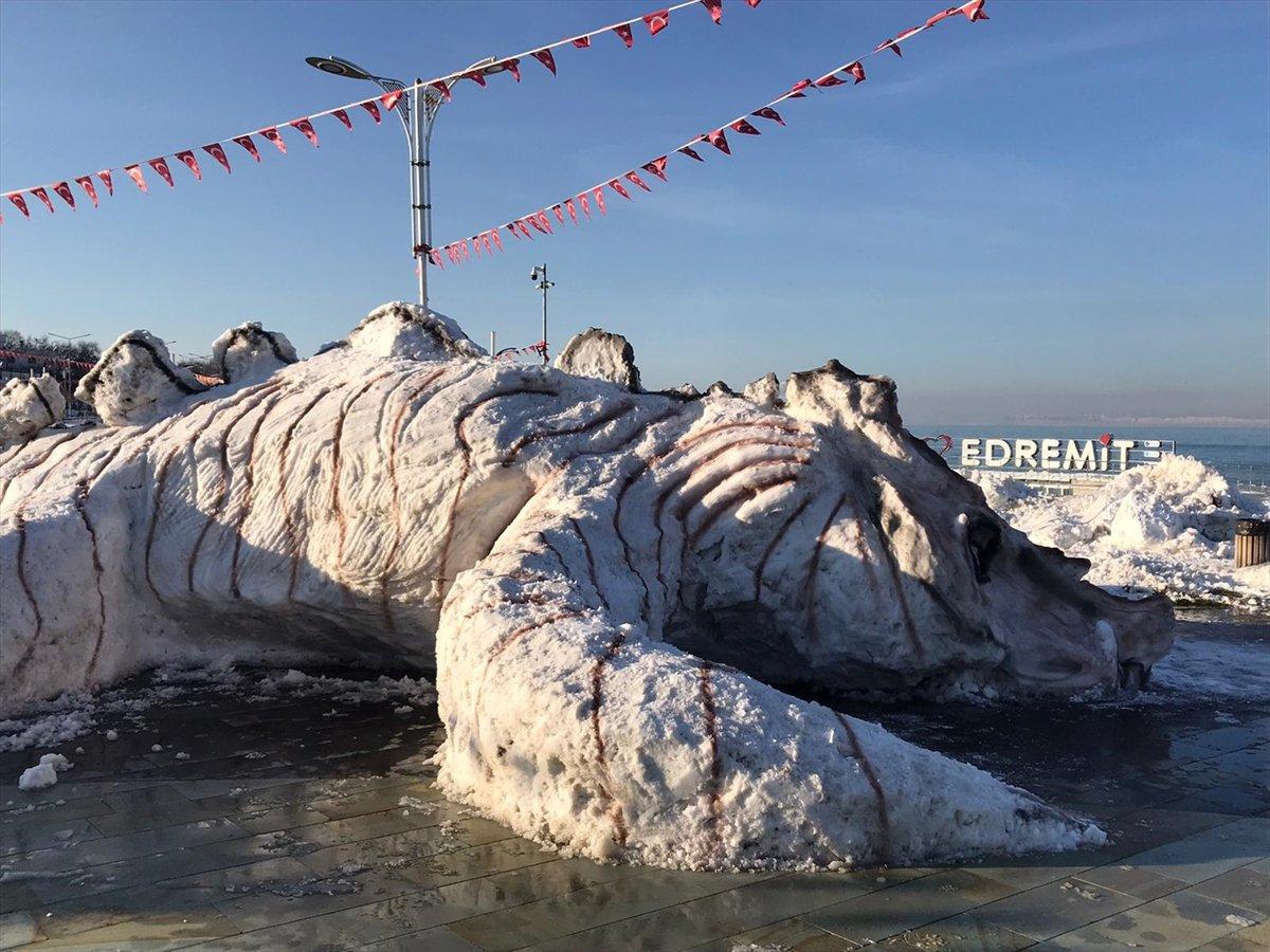 Van'da kardan, Van Gölü canavarı yapıldı