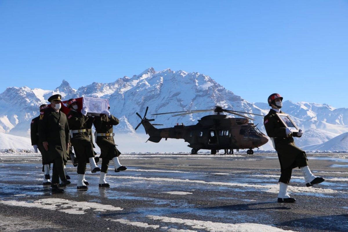 MSB: Şemdinli'de çığ altından çıkarılan bir personel şehit oldu