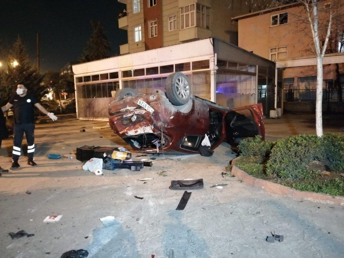 Tuzla'da tabelaları biçen otomobil takla attı: 3 yaralı