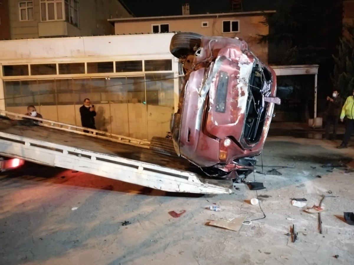 Tuzla'da tabelaları biçen otomobil takla attı: 3 yaralı