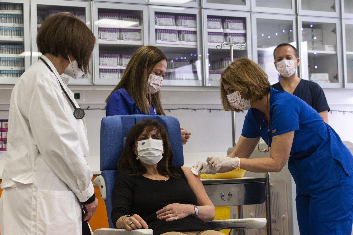 Yunanistan Başbakanı Miçotakis, koronavirüs aşısı oldu