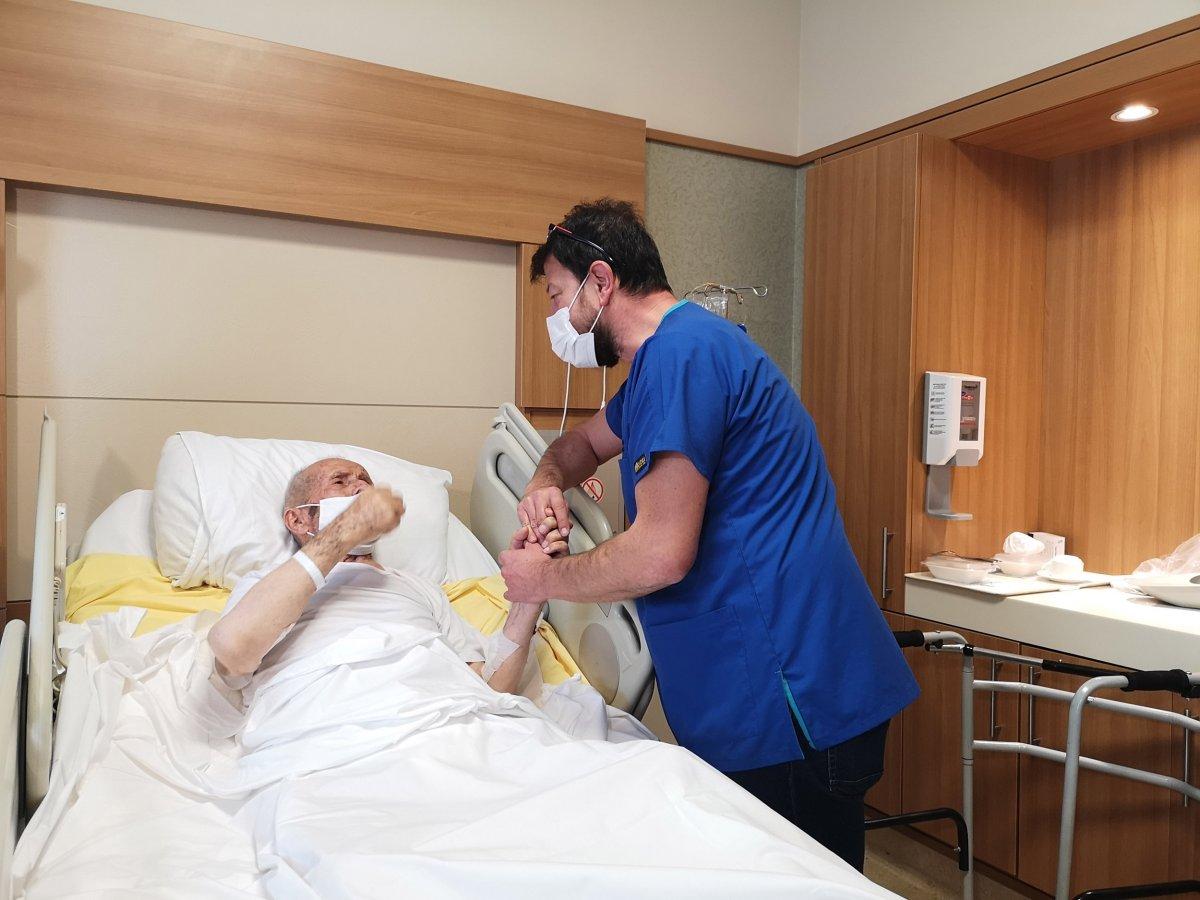 İstanbul'da 103 yaşındaki Hacı Dede, koronavirüsü yendi