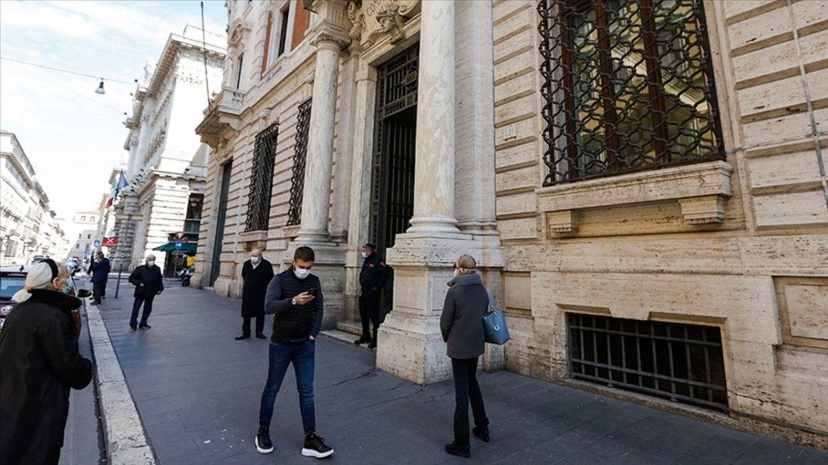 İtalya'da son 24 saatte koronavirüse bağlı 305 ölüm