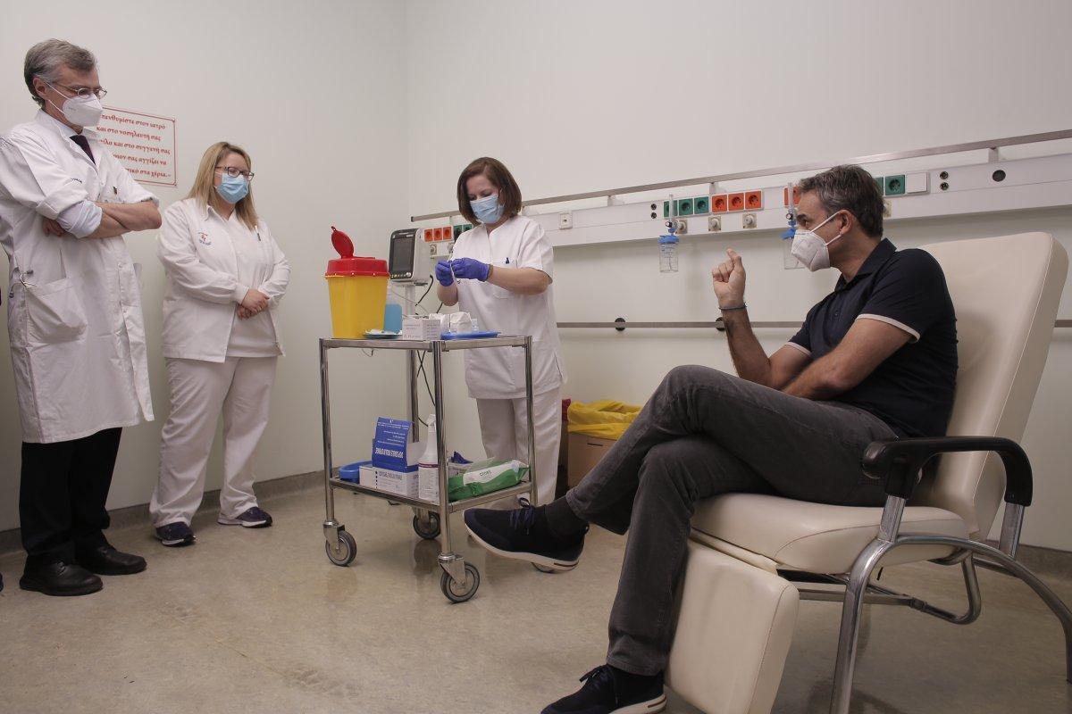 Yunanistan Başbakanı Miçotakis, koronavirüs aşısı oldu