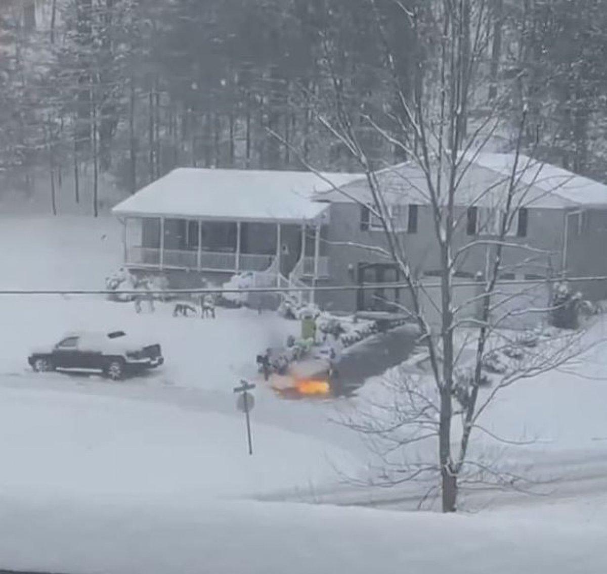 ABD'de alev silahıyla kar temizleyen adam