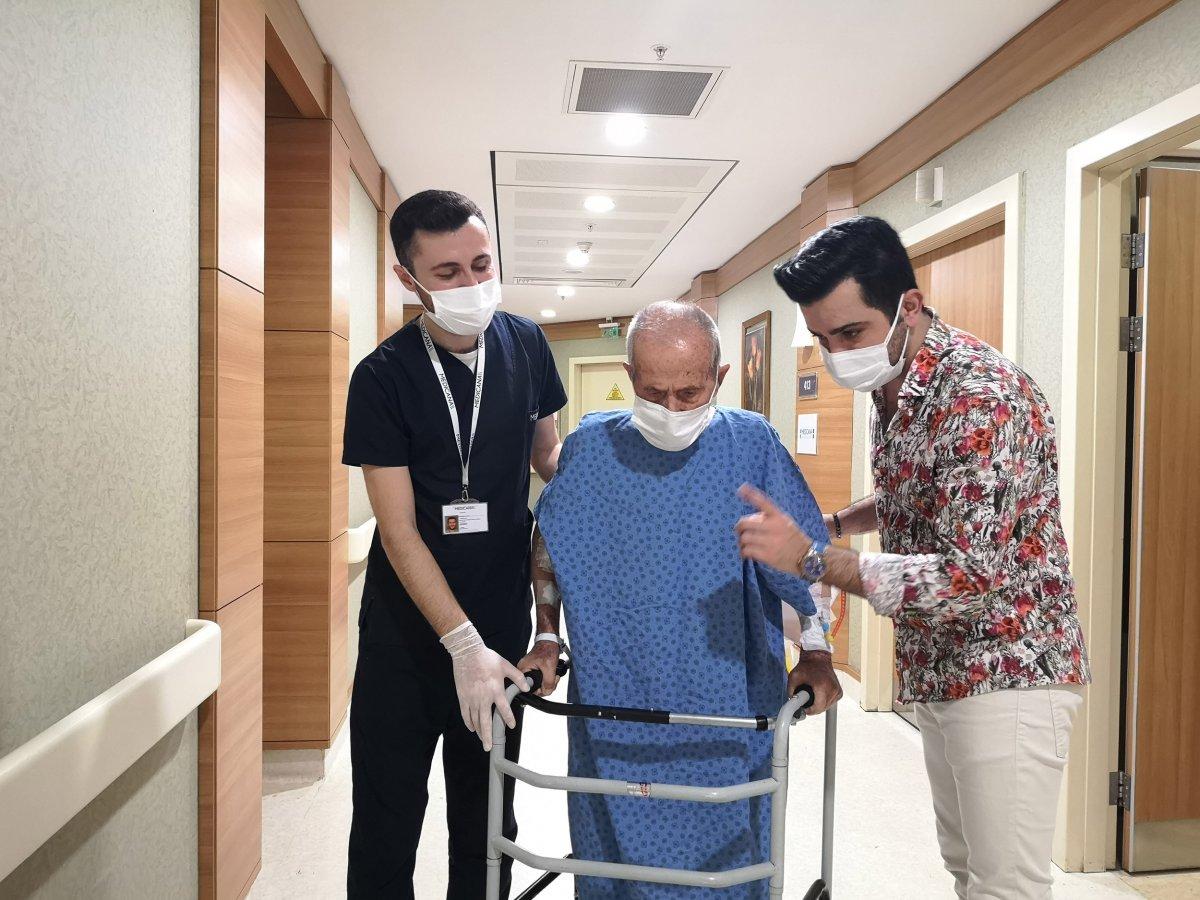 İstanbul'da 103 yaşındaki Hacı Dede, koronavirüsü yendi