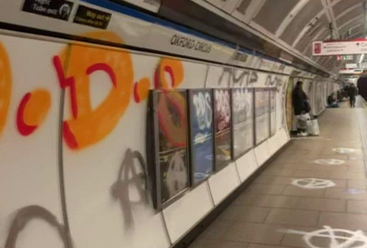 İngiltere’nin en ünlü metro istasyonu Oxford Circus'u grafiti ile kapladılar