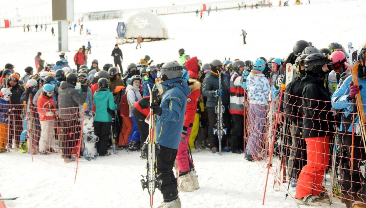 Erciyes Kayak Merkezi yerli ve yabancı turistlerin akınına uğradı