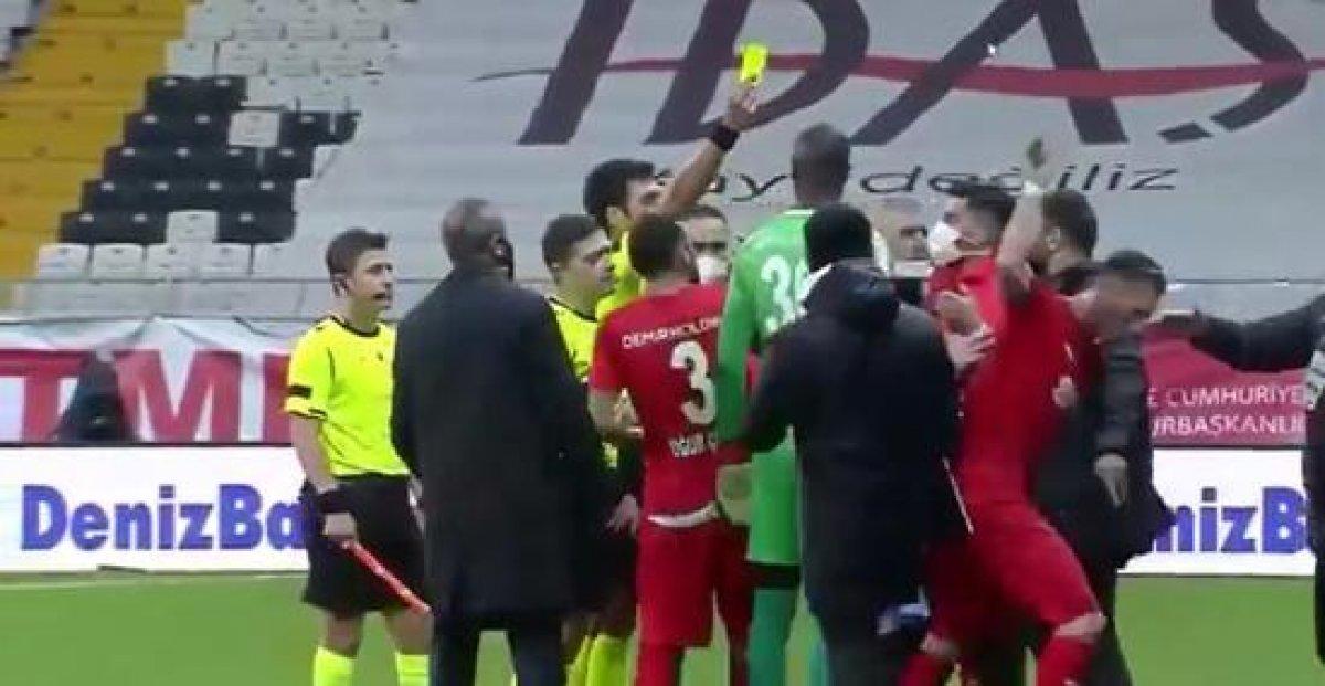 Hakeme telefondan pozisyon gösteren Hakan Arslan kırmızı kart gördü