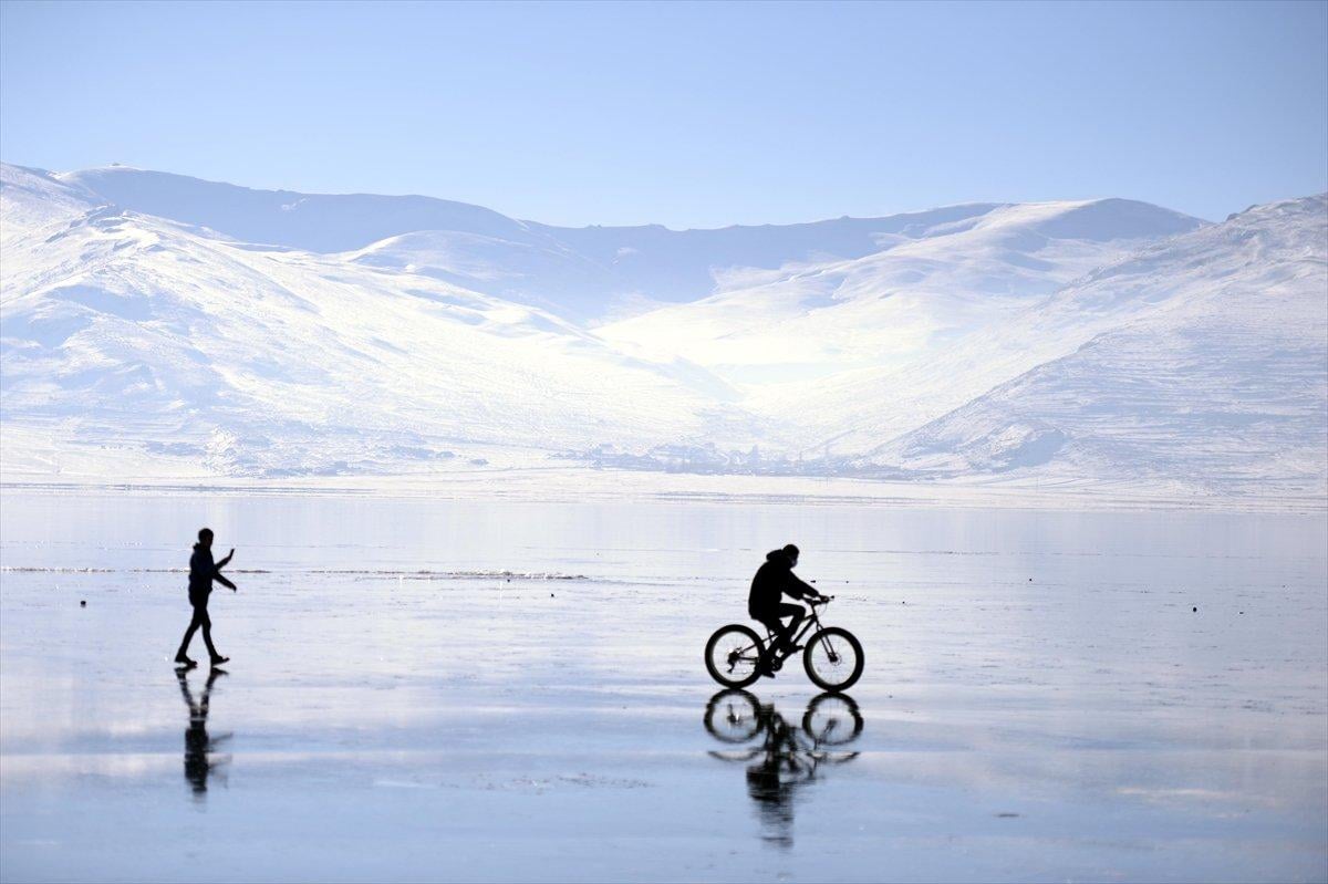 Buz tutan Çıldır Gölü üzerinde bisiklet turu heyecanı