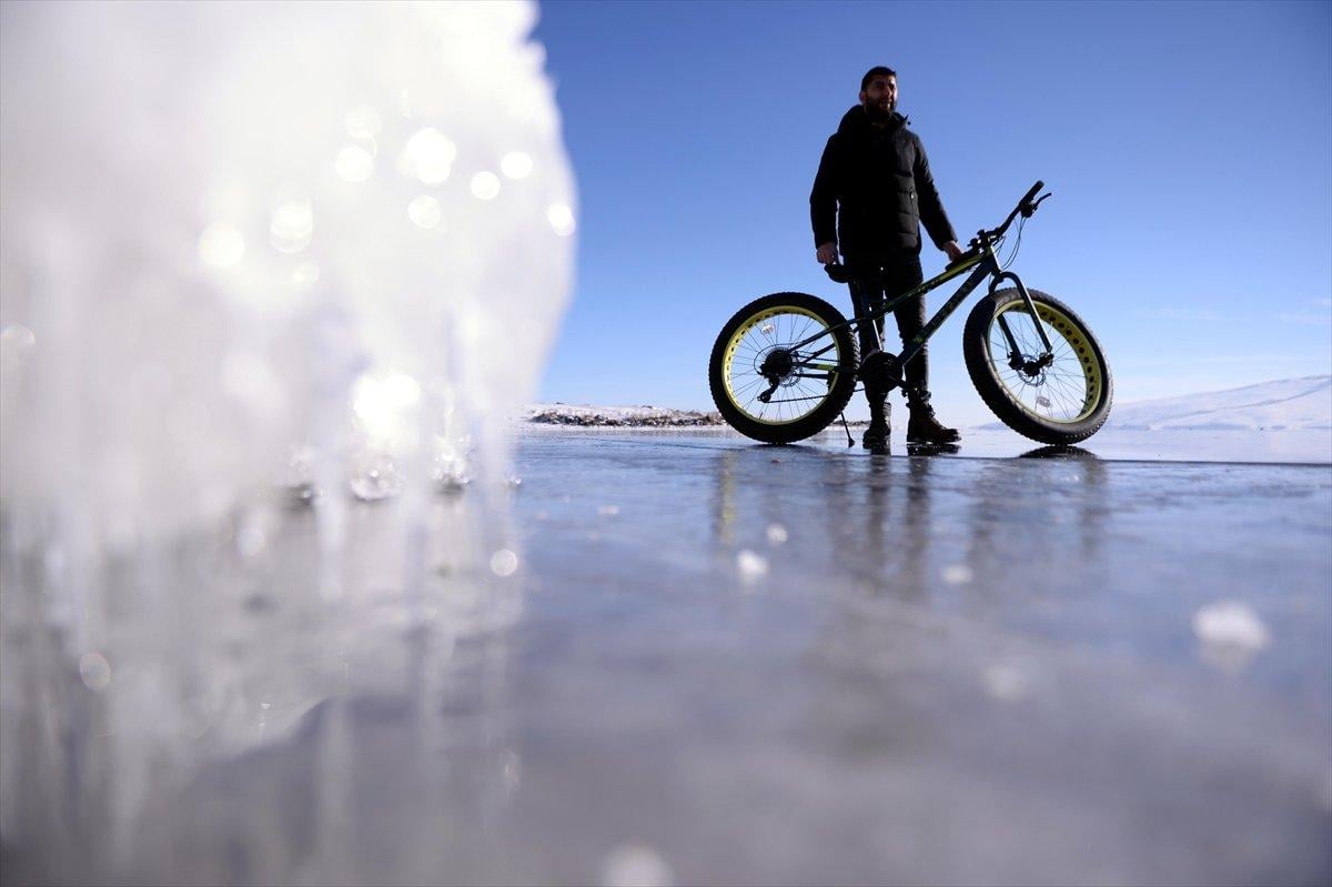 Buz tutan Çıldır Gölü üzerinde bisiklet turu heyecanı