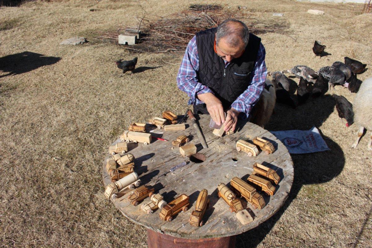 Van'da mahalledeki çocukların oyuncaklarını yapan İrfan dede