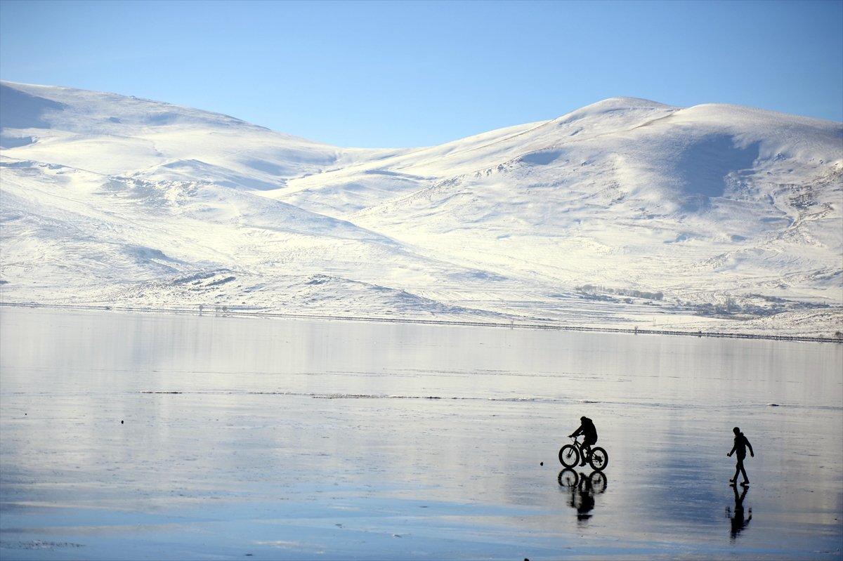 Buz tutan Çıldır Gölü üzerinde bisiklet turu heyecanı