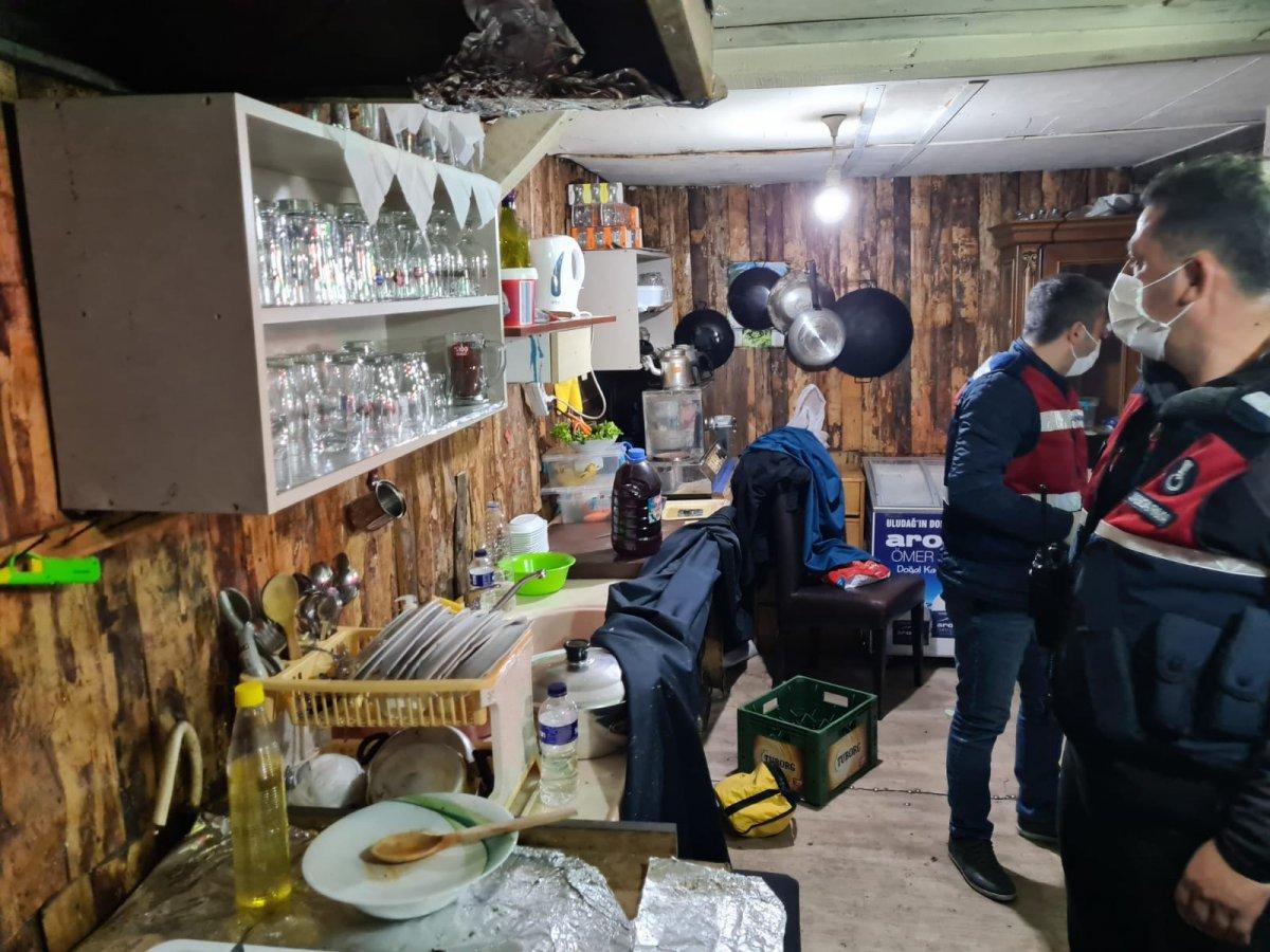 Bursa'da eğlence mekanına dönüştürülen bağ evine baskın
