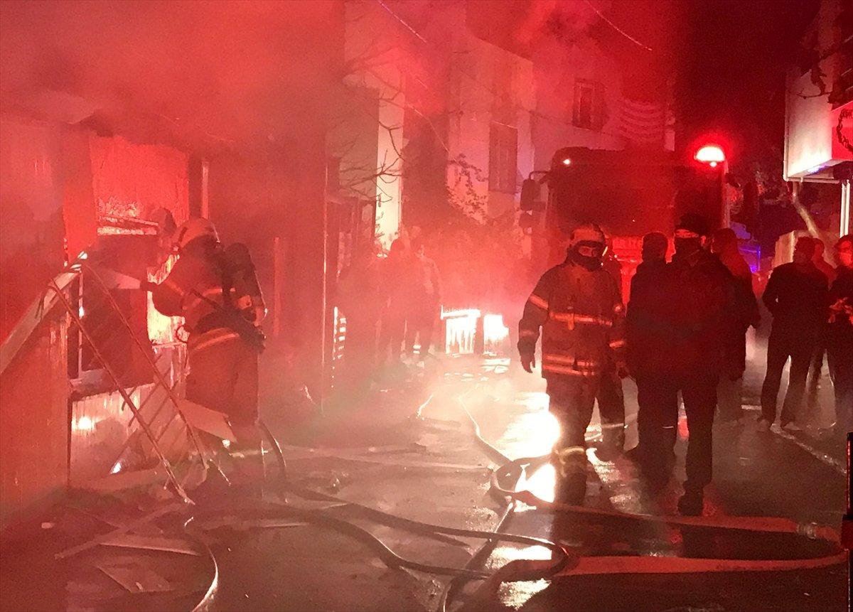 İzmir'de çıkan yangında 2 evde mahsur kalanları komşuları kurtardı