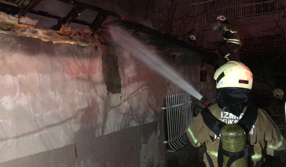 İzmir'de çıkan yangında 2 evde mahsur kalanları komşuları kurtardı