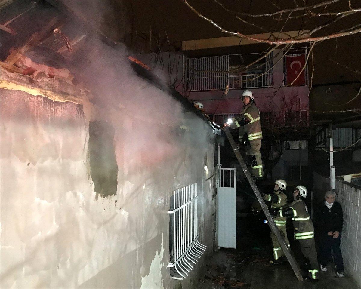 İzmir'de çıkan yangında 2 evde mahsur kalanları komşuları kurtardı