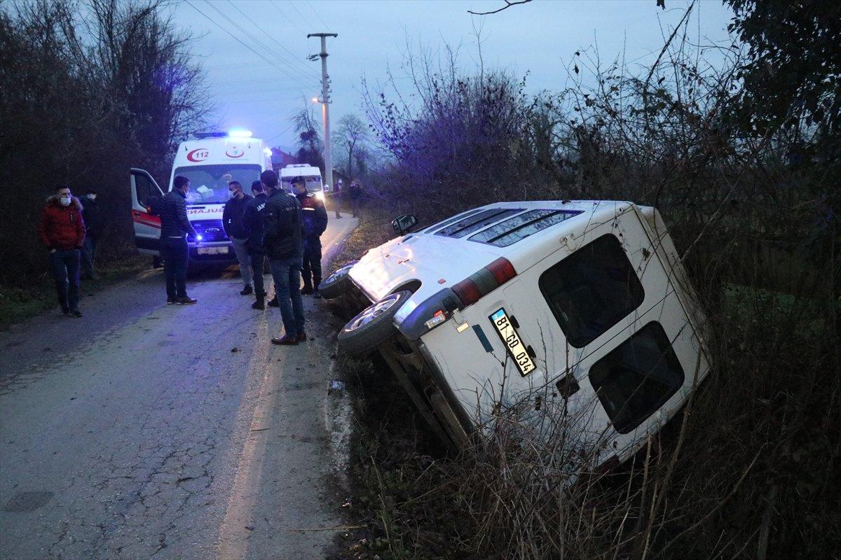 Düzce'de işçi taşıyan minibüs devrildi: 9 yaralı