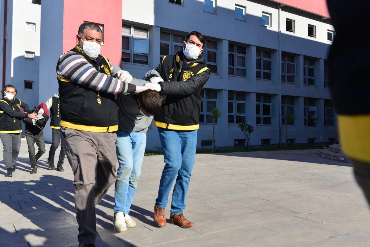 Adana'da fark edilen hırsızlar, polise ateş açtı