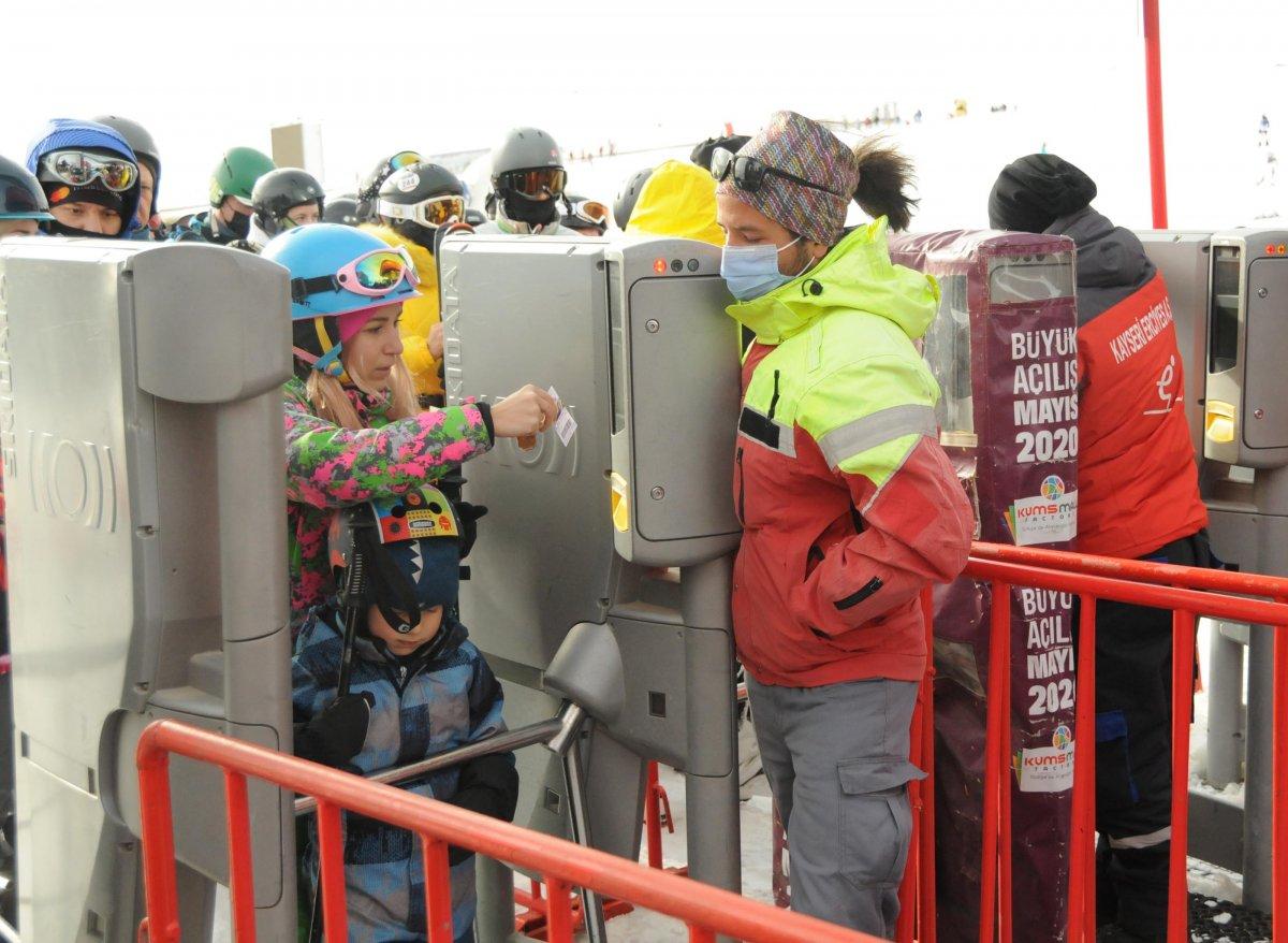 Erciyes Kayak Merkezi yerli ve yabancı turistlerin akınına uğradı