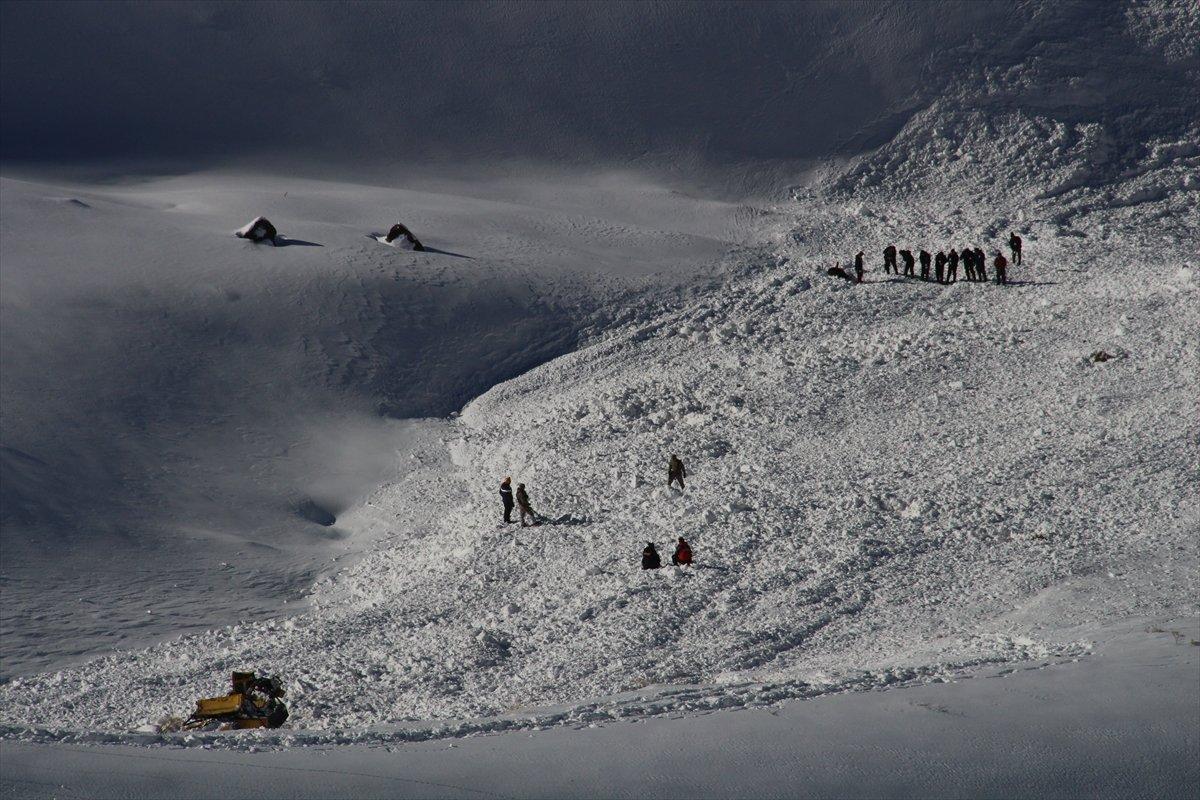 Hakkari'de çığ faciası: Şehit sayısı 2'ye yükseldi