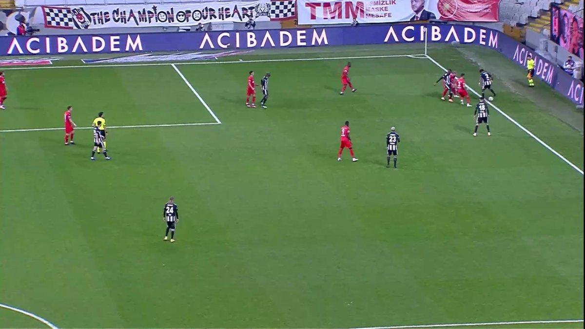 Güven Yalçın'ın golü öncesi tartışılan taç pozisyonu