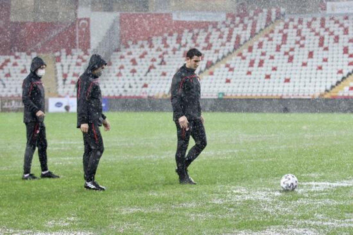 Antalyaspor-Hatayspor maçı yağış nedeniyle ertelendi