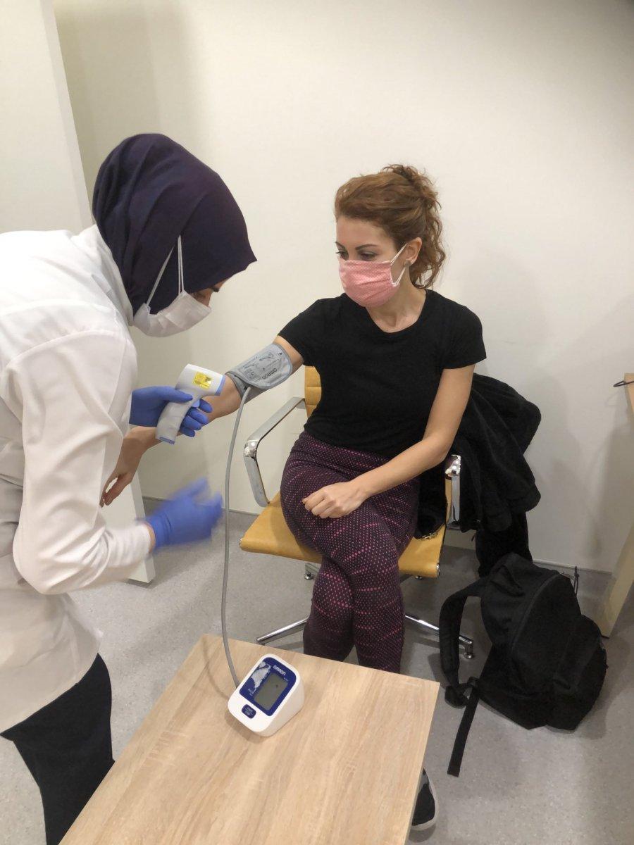 Çağla Şıkel ve Nagehan Alçı koronavirüs aşısı oldu