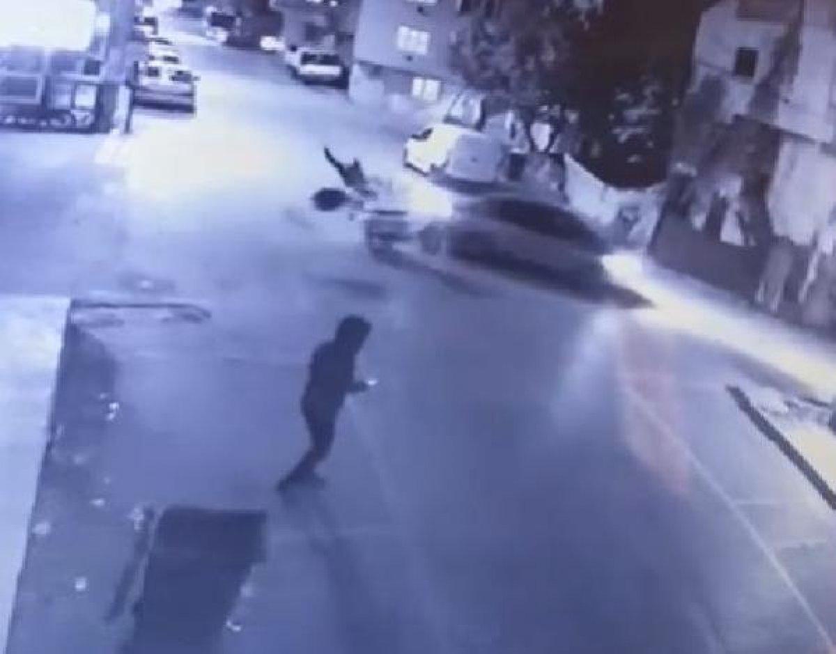 Bursa'da motosikletli kuryenin otomobille çarpıştığı an