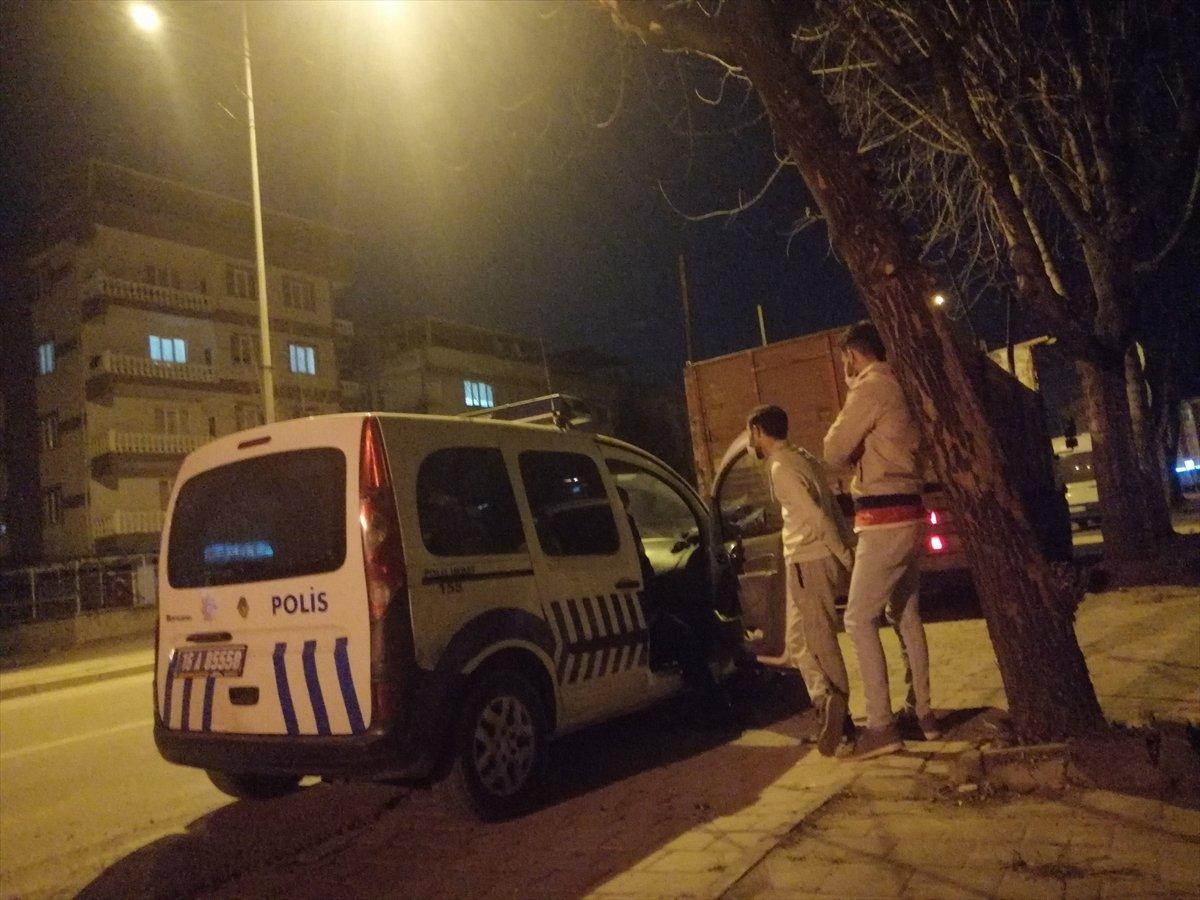 Bursa'da 4 kişi kümeste çay içerken yakalandı