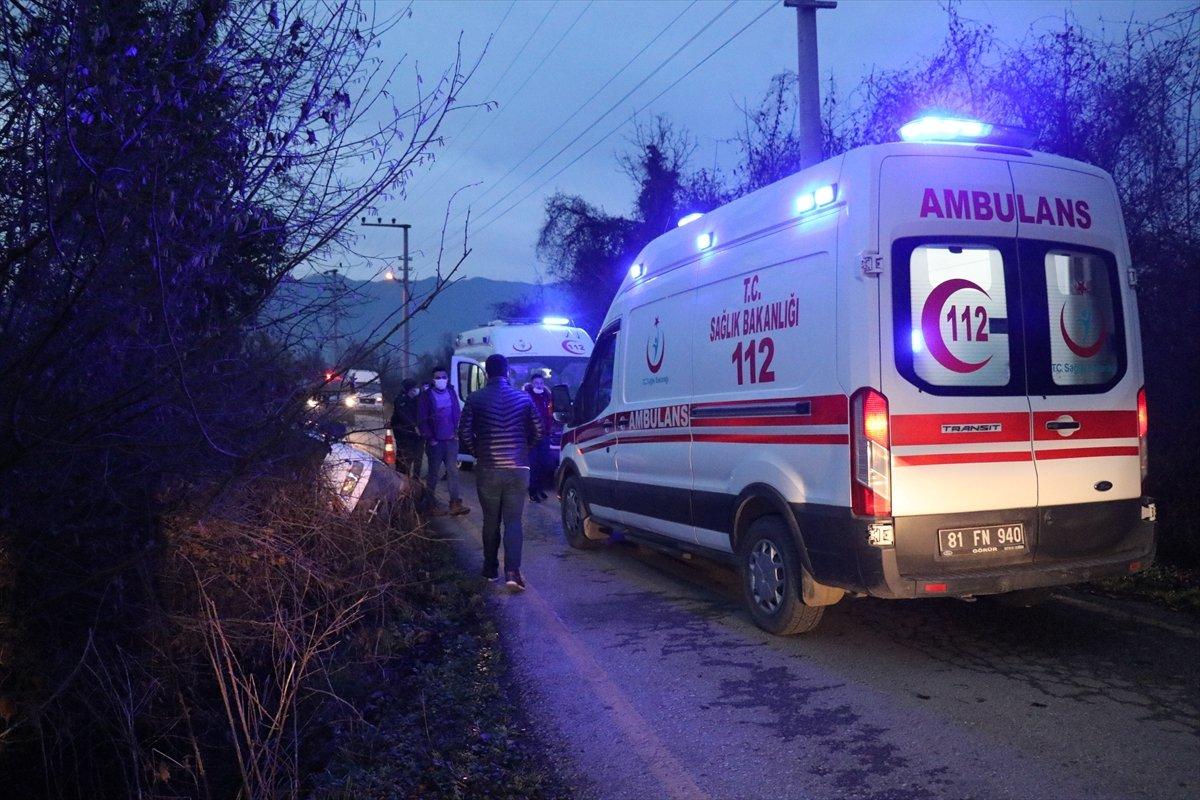 Düzce'de işçi taşıyan minibüs devrildi: 9 yaralı