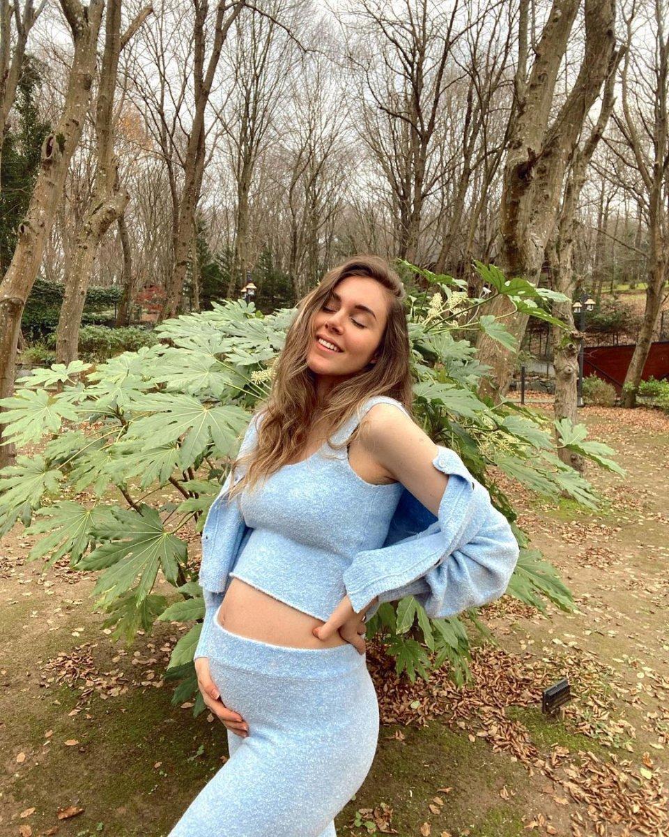 Berfu Yenenler'den hamilelik pozu