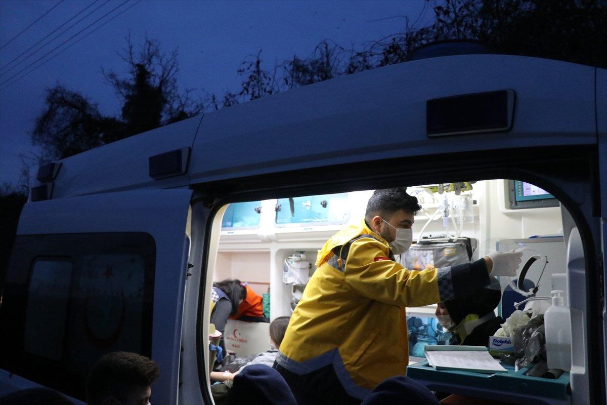 Düzce'de işçi taşıyan minibüs devrildi: 9 yaralı