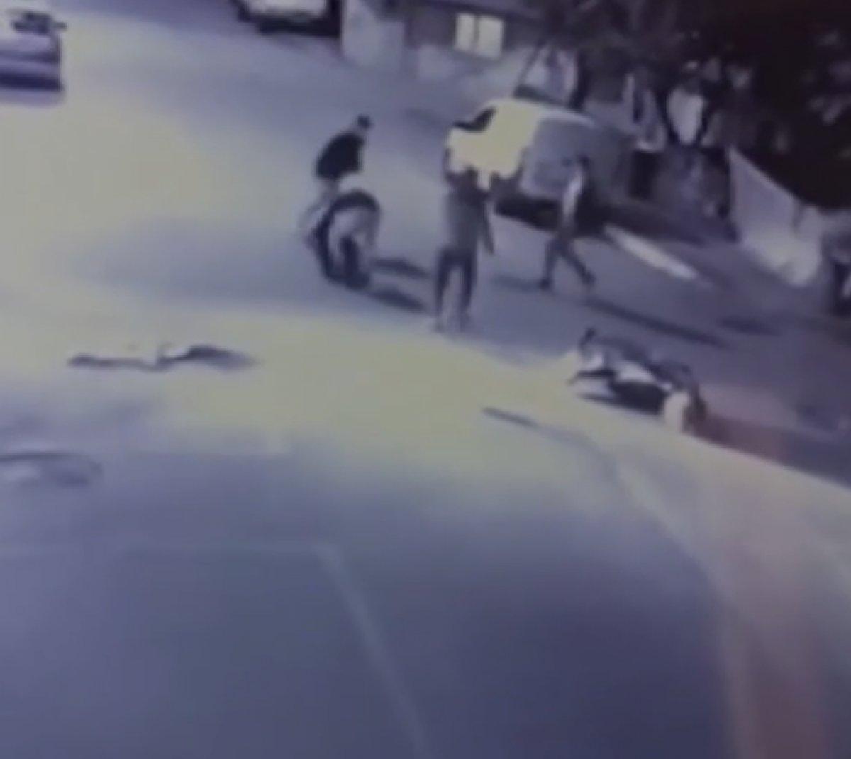 Bursa'da motosikletli kuryenin otomobille çarpıştığı an