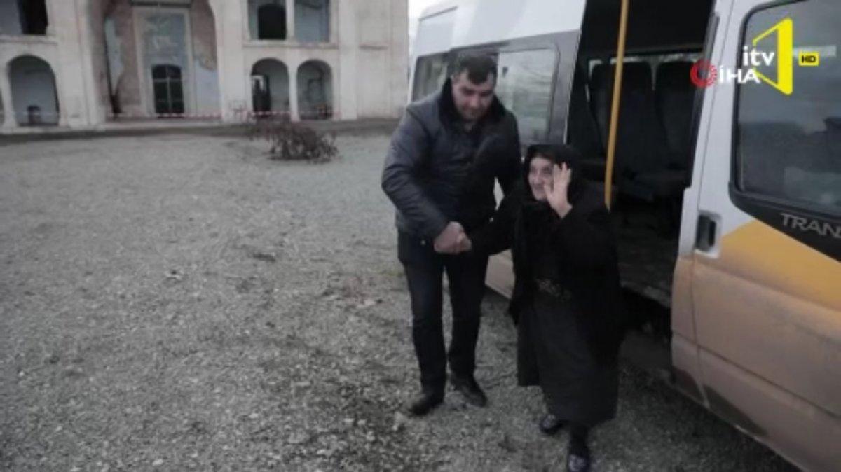 27 yıl sonra Ağdam'a dönen Semaye Nine toprağı öptü