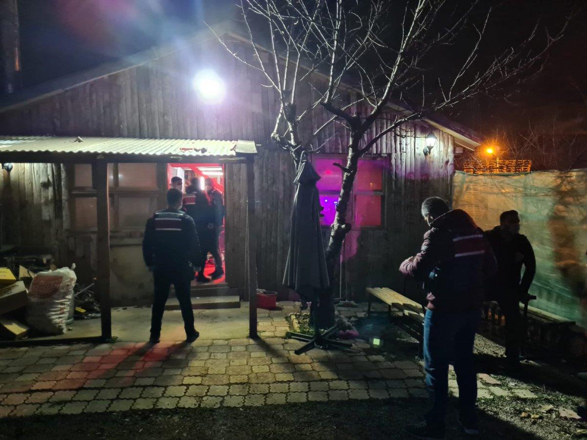 Bursa'da eğlence mekanına dönüştürülen bağ evine baskın