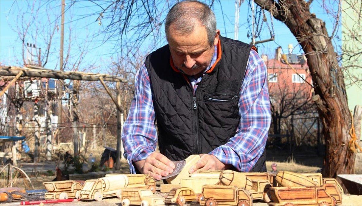 Van'da mahalledeki çocukların oyuncaklarını yapan İrfan dede
