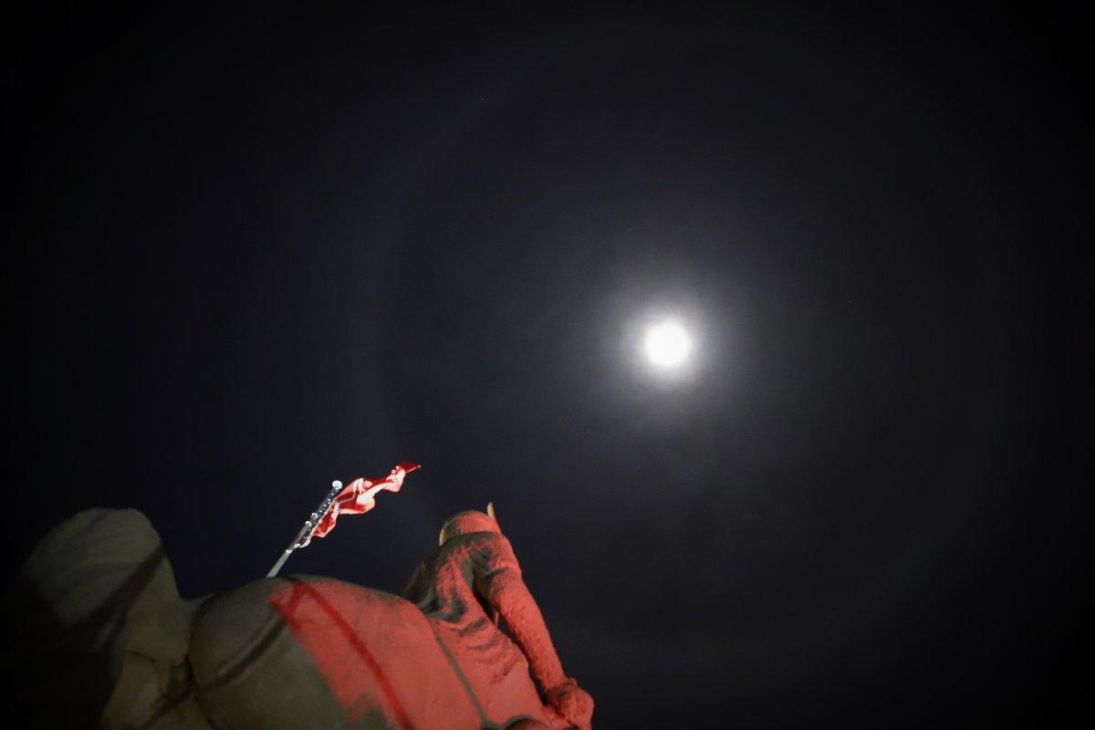 Elazığ'daki 'Ay halesi' vatandaşları heyecanlandırdı