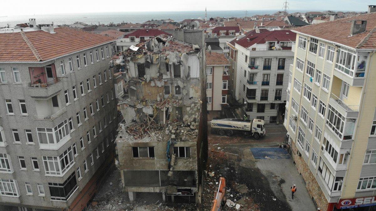 Avcılar'da 1999 depreminde yan yatan bina yıkıldı