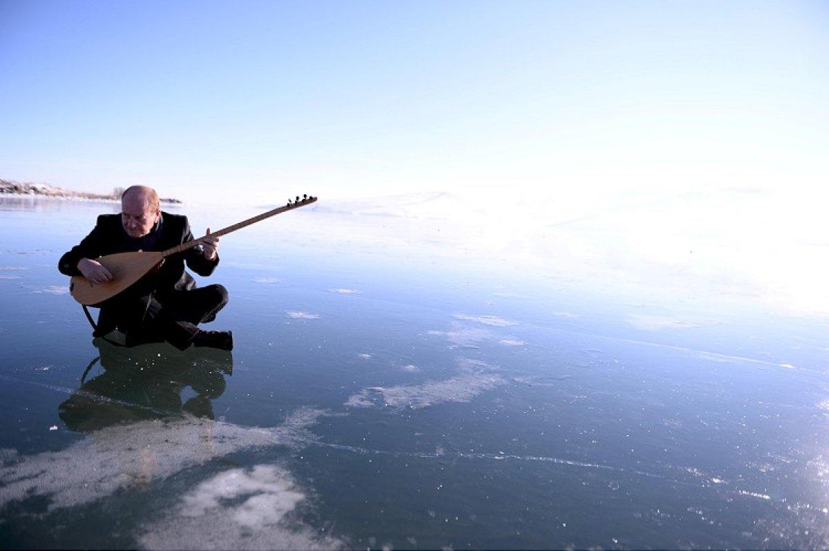 Ardahanlı ozandan buz tutmuş Çıldır Gölü'nde mini konser