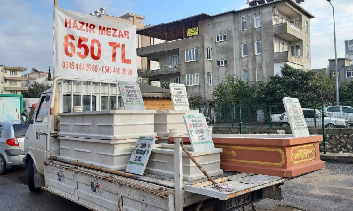 Antalya'da pazarda 'hazır mezar' tezgahı açtı