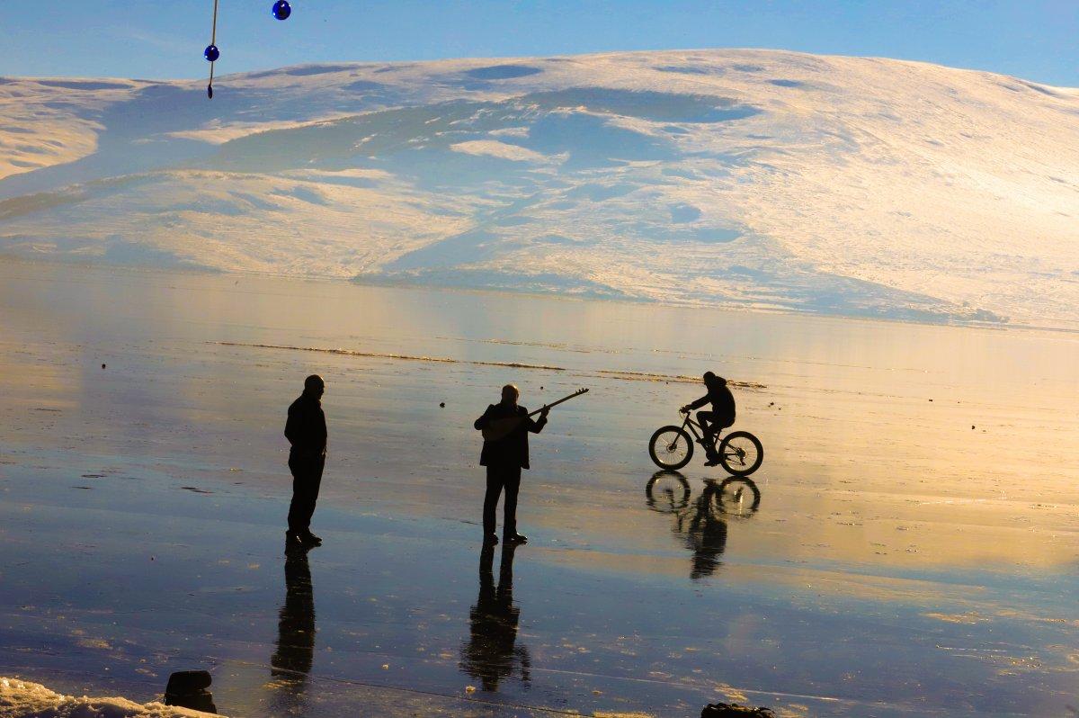 Donan Çıldır Gölü’nde saz çalıp türkü söyledi