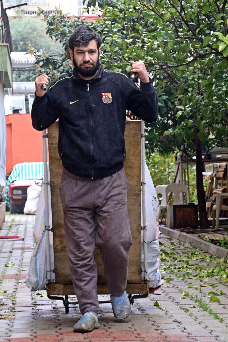 Antalya'da plastik toplayarak hazırlandığı KPSS’den 96,5 puan aldı