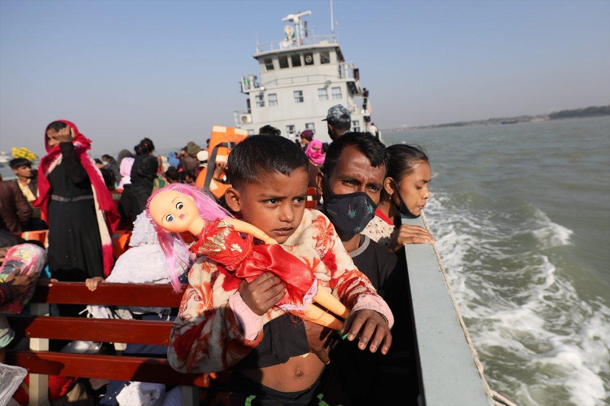 Bangladeş, Arakanlı Müslümanları ıssız adaya gönderiyor
