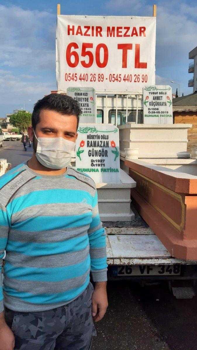 Antalya'da pazarda 'hazır mezar' tezgahı açtı