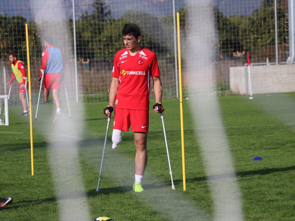 Ampute Futbol Milli Takımı oyuncusu azmiyle göz dolduruyor